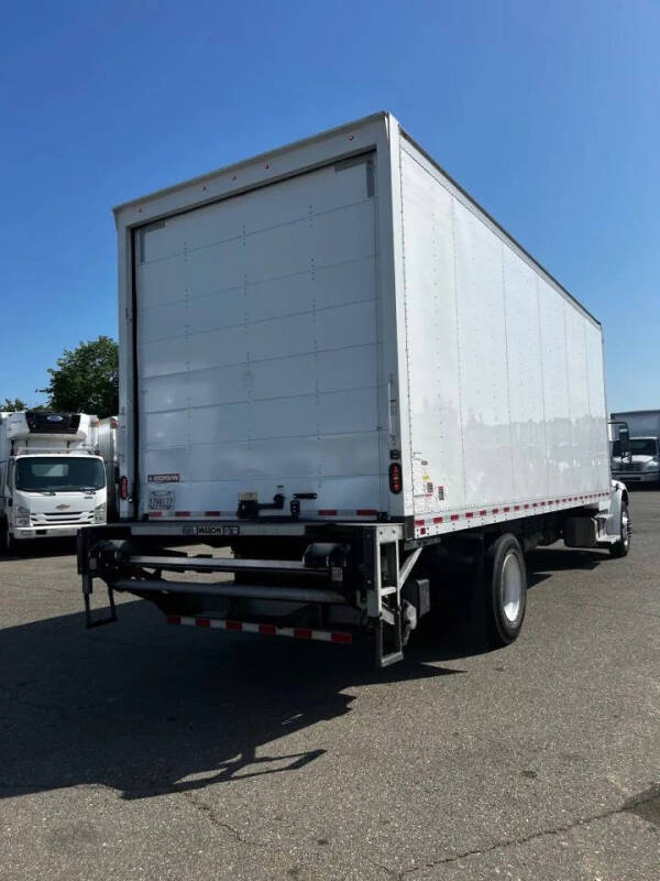 2021 Freightliner M2 106