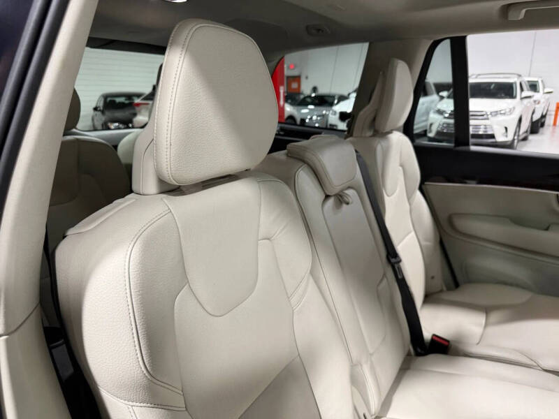 2016 Volvo XC90 T6 Momentum