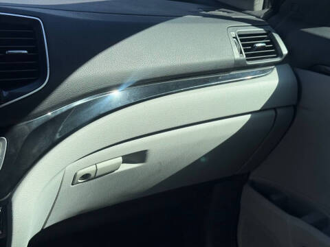 2021 Honda Pilot Touring w/Rear Captain's Chairs