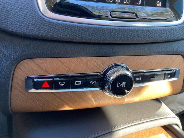 2025 Volvo XC90 T8 Core Bright Theme