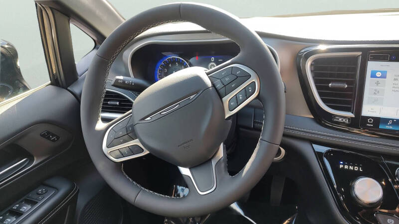 2027 Chrysler Pacifica Select