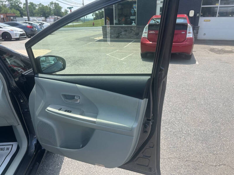 2013 Toyota Prius v Three