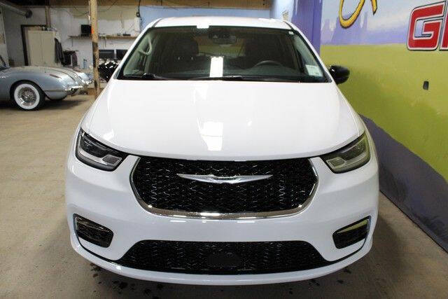 White 2024 Chrysler Pacifica Touring L Touring L 4dr Mini-Van 2