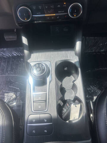 2022 Ford Escape Titanium