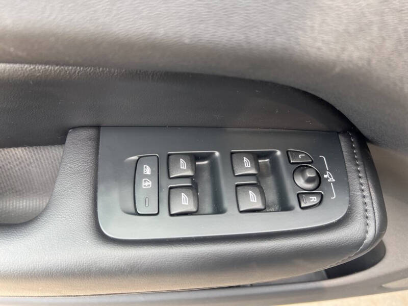 2025 Volvo XC60 B5 Plus Dark Theme