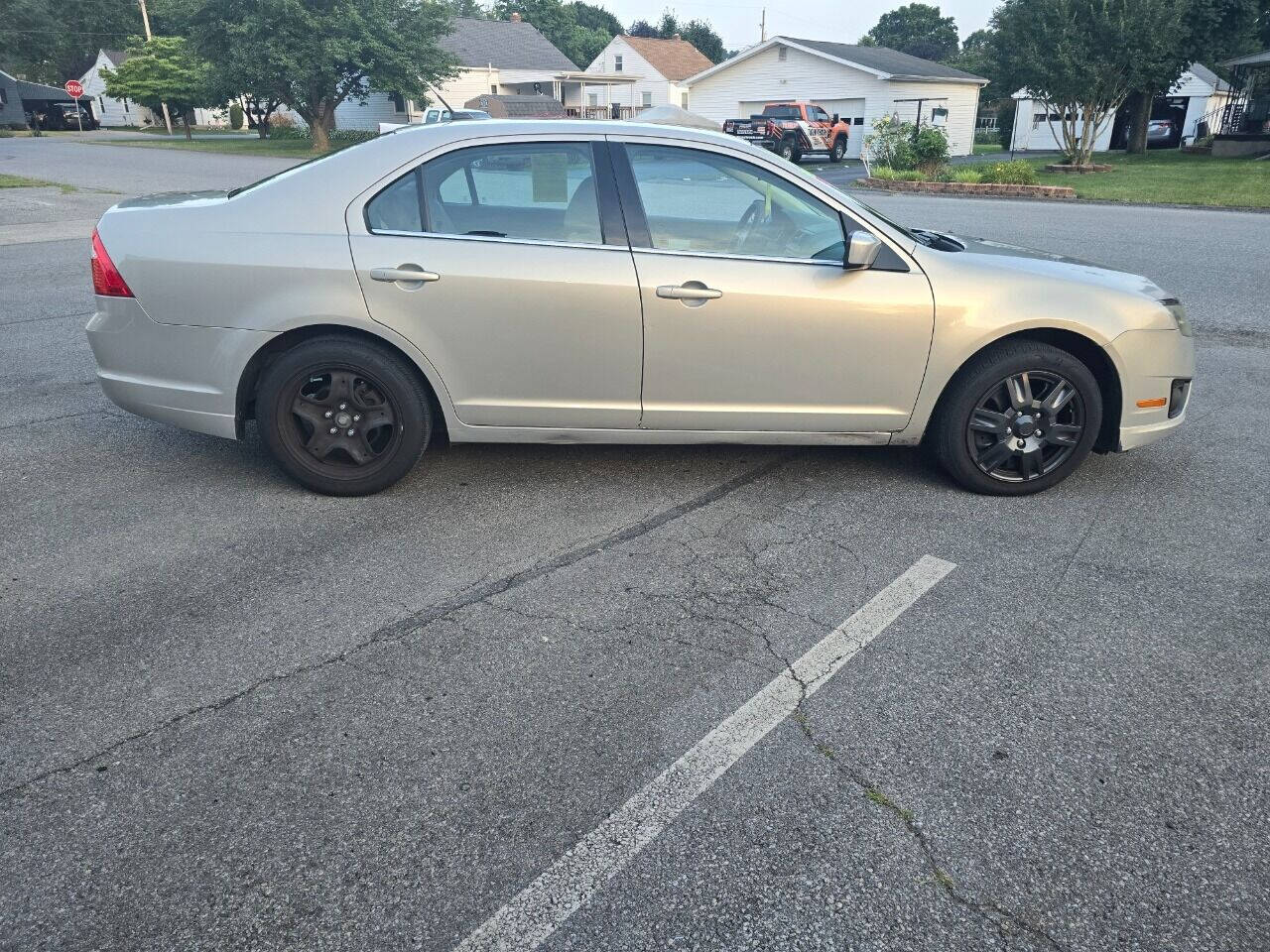 2010 Ford Fusion for sale at QUEENSGATE AUTO SALES in York, PA