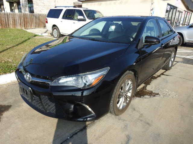 2015 Toyota Camry SE's photo