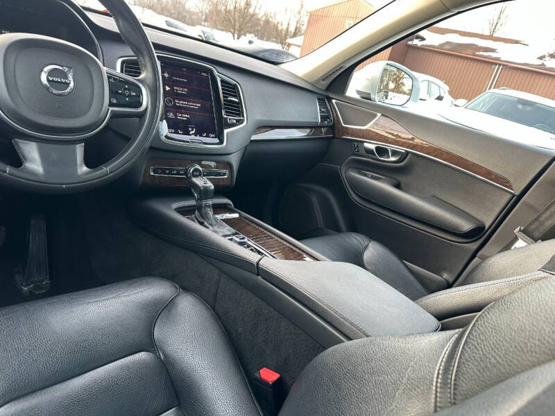 2016 Volvo XC90 T6 Momentum