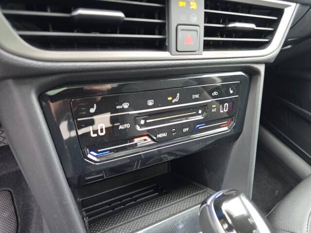 2025 Volkswagen Taos SE Black 4Motion