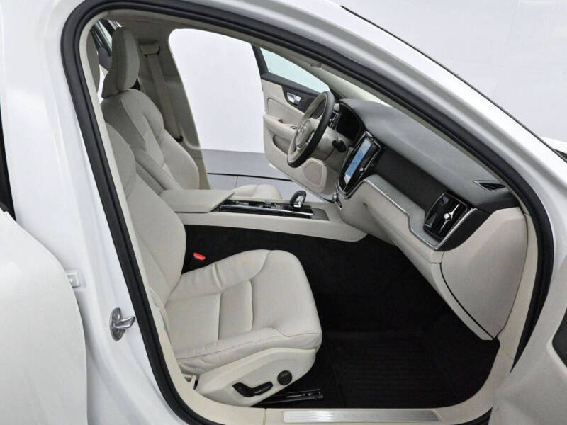 2025 Volvo S60 B5 Plus