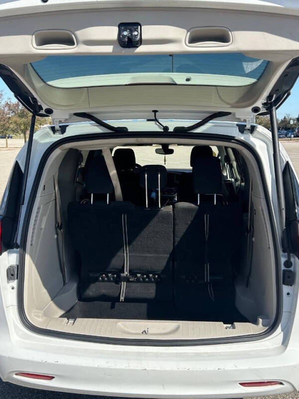 2022 Chrysler Voyager LX