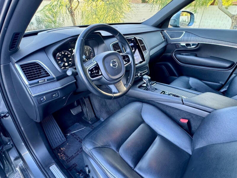 2020 Volvo XC90 T6 Momentum 6-Passenger