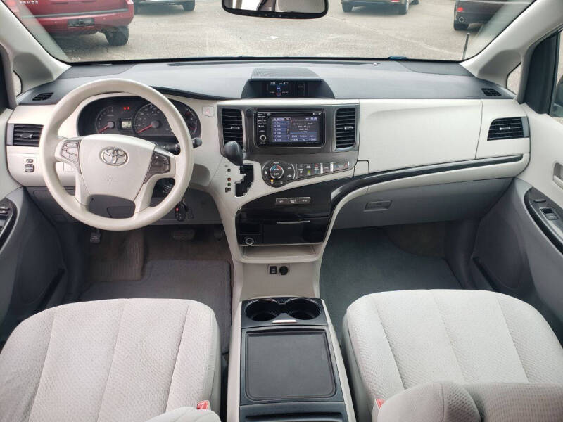 2013 Toyota Sienna LE 7-Passenger