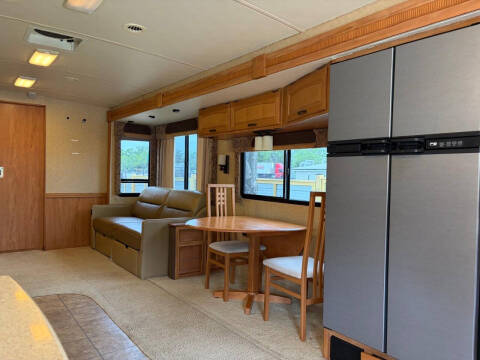 2008 Winnebago Adventurer
