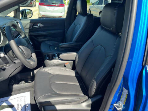 2027 Chrysler Pacifica Select