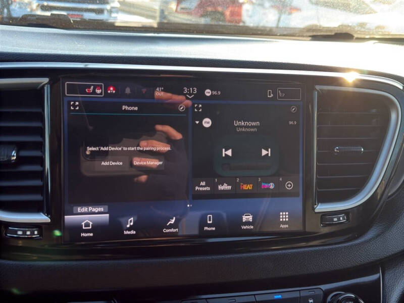 2025 Chrysler Voyager LX