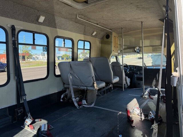 2004 Ford E-Series E-350 SD