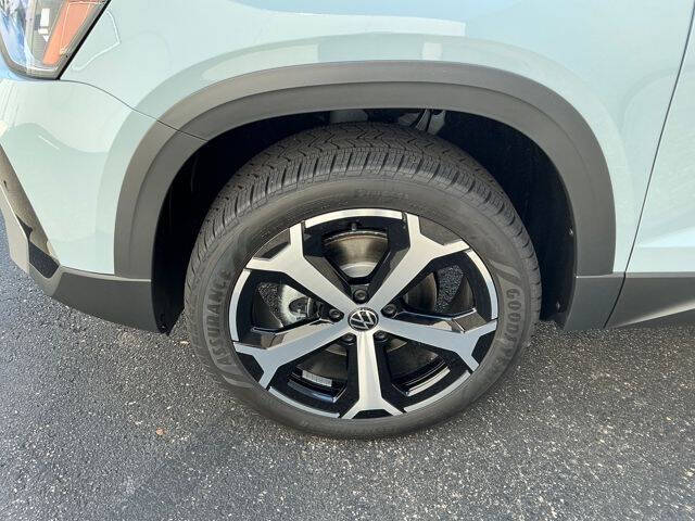 2025 Volkswagen Taos SEL 4Motion