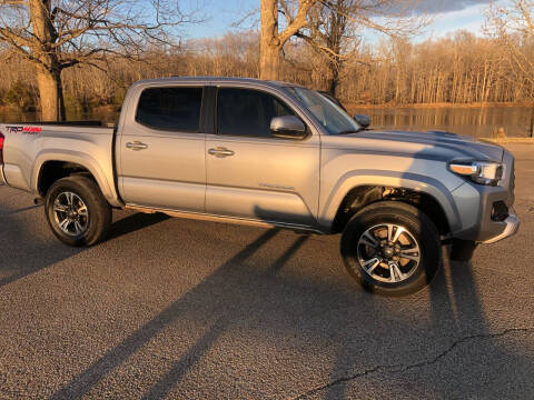 2018 Toyota Tacoma for sale at Monroe Auto's, LLC in Parsons TN