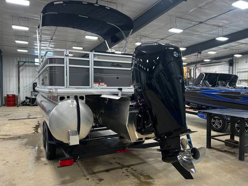2026 Sun Tracker Fishin' Barge 22 XP3