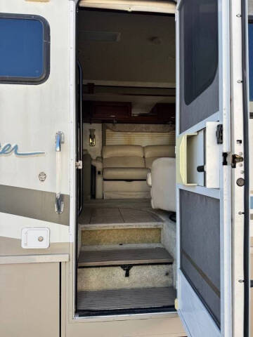 2004 Winnebago Adventurer