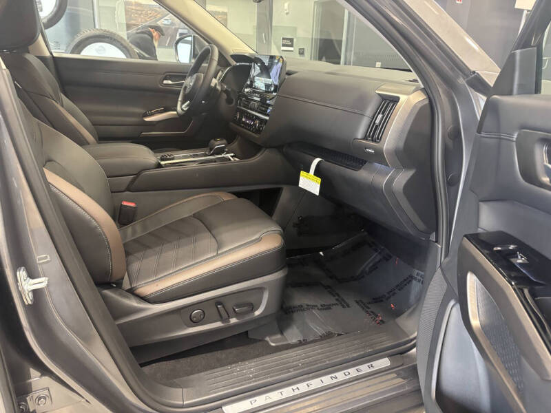 2025 Nissan Pathfinder Platinum