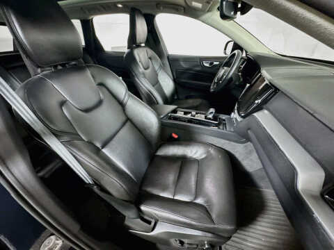 2024 Volvo XC60 B5 Core Dark Theme