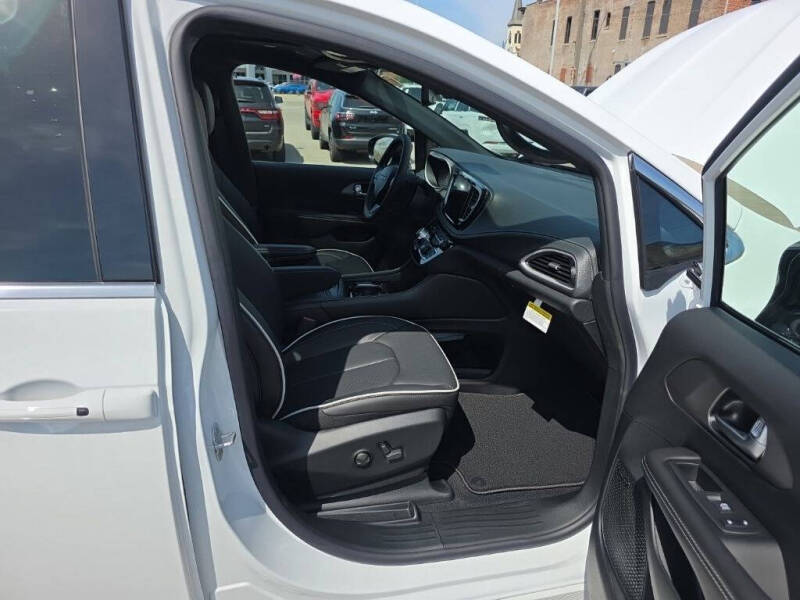 2027 Chrysler Pacifica Limited