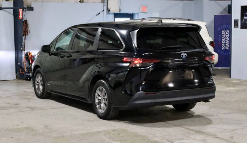 2021 Toyota Sienna LE 8-Passenger