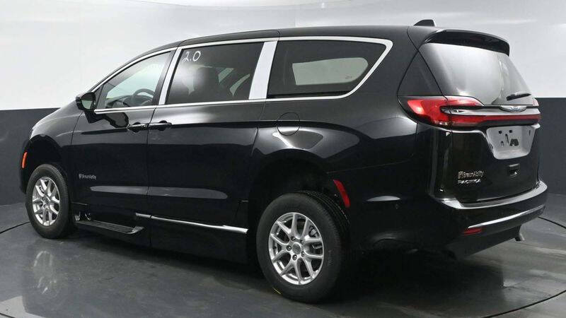 2025 Chrysler Pacifica Select