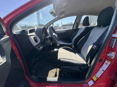 2014 Toyota Yaris 5-Door LE