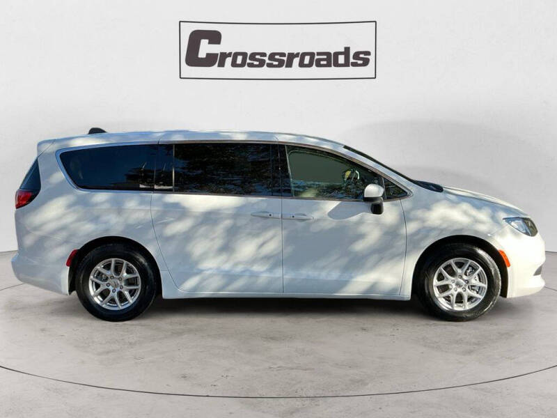 2022 Chrysler Voyager LX