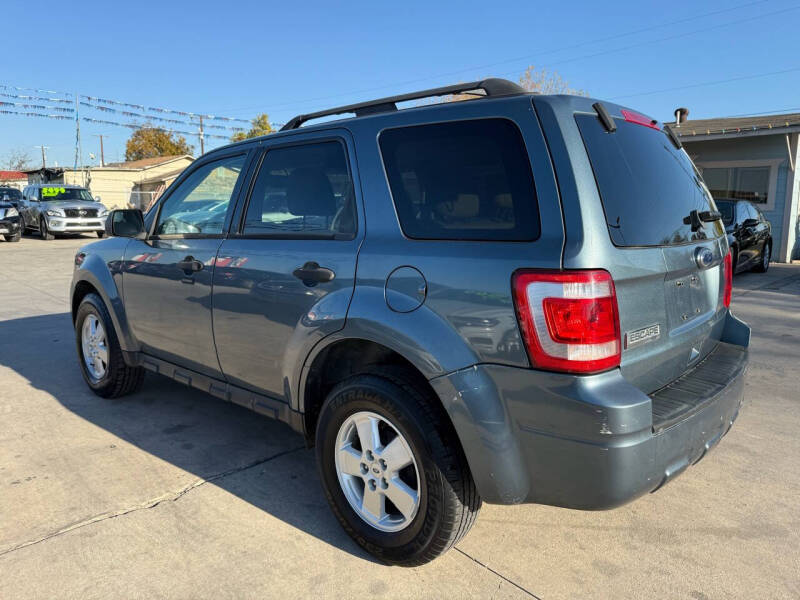 2010 Ford Escape XLT photo 3