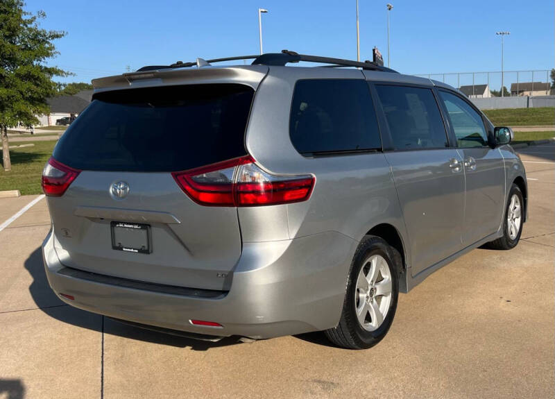 2020 Toyota Sienna LE photo 6