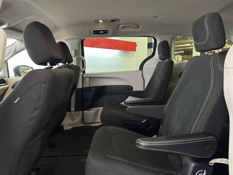 2020 Chrysler Voyager LX