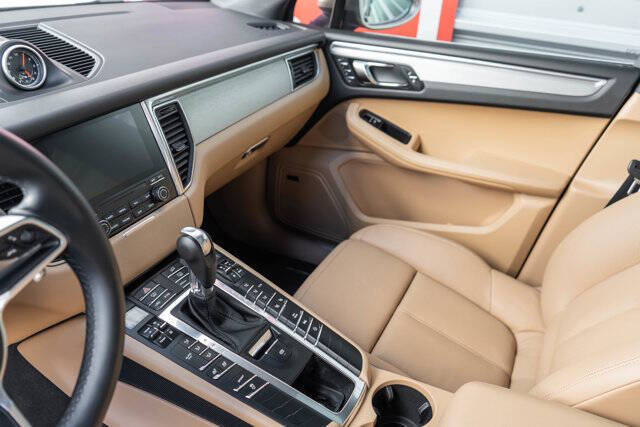 2017 Porsche Macan 23