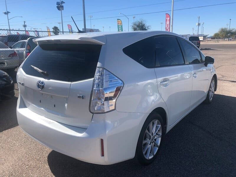 2014 Toyota Prius v Five