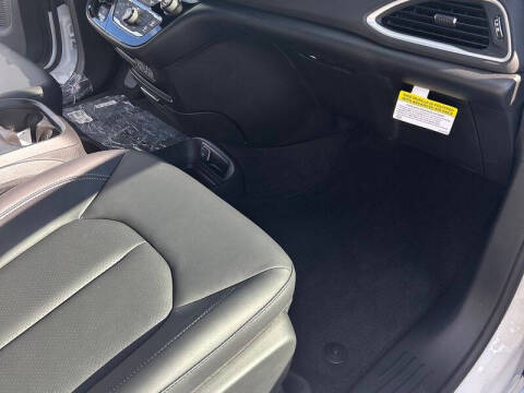 2025 Chrysler Voyager LX