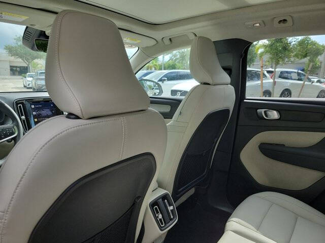 2024 Volvo XC40 B5 Ultimate Dark Theme