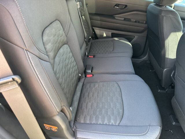 2025 Nissan Pathfinder SV