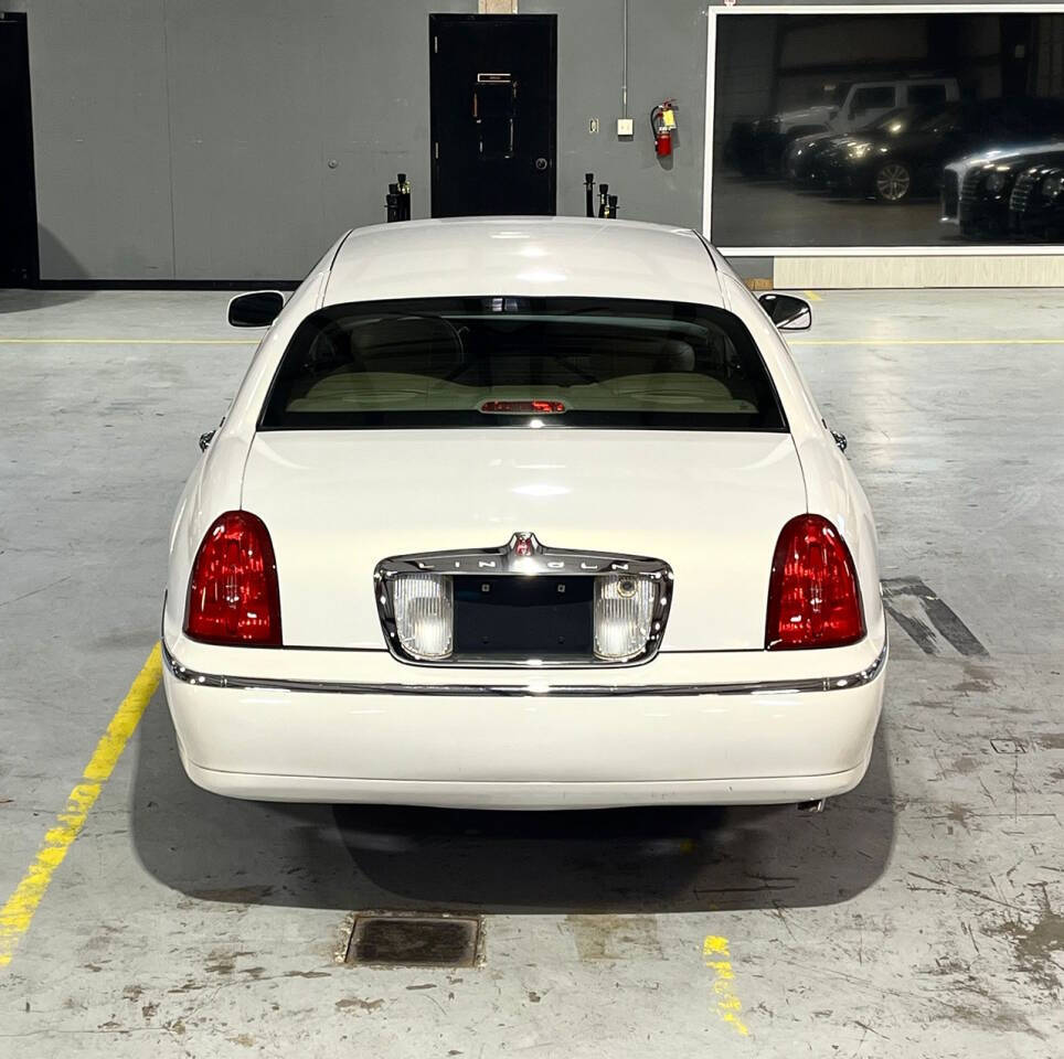 2002 Lincoln Town Car for sale at Carnival Car Company in Victoria, TX