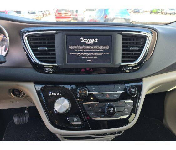 2022 Chrysler Voyager LX