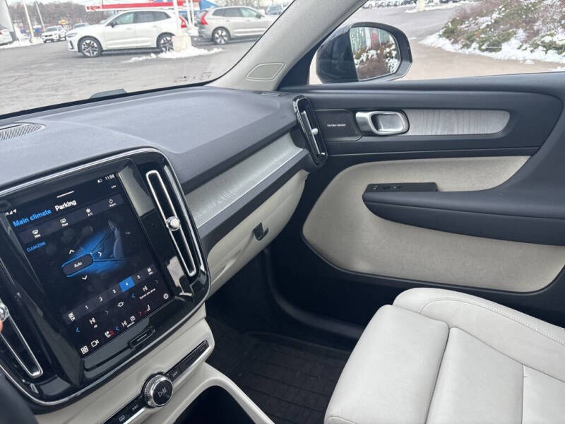 2025 Volvo XC40 B5 Plus Dark Theme