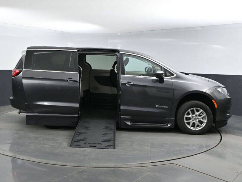 2023 Chrysler Voyager LX