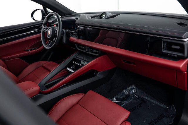 2025 Porsche Macan 4S Electric