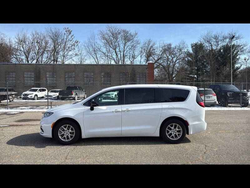 2025 Chrysler Pacifica Select