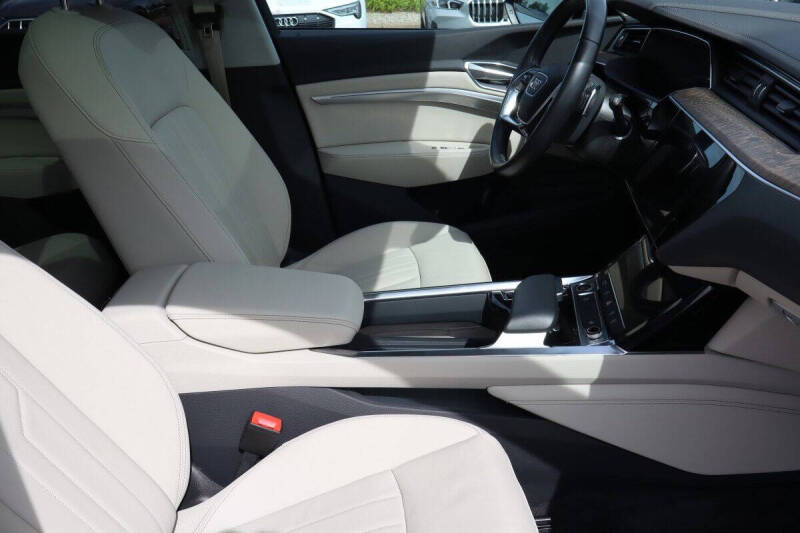 2022 Audi e-tron quattro Premium