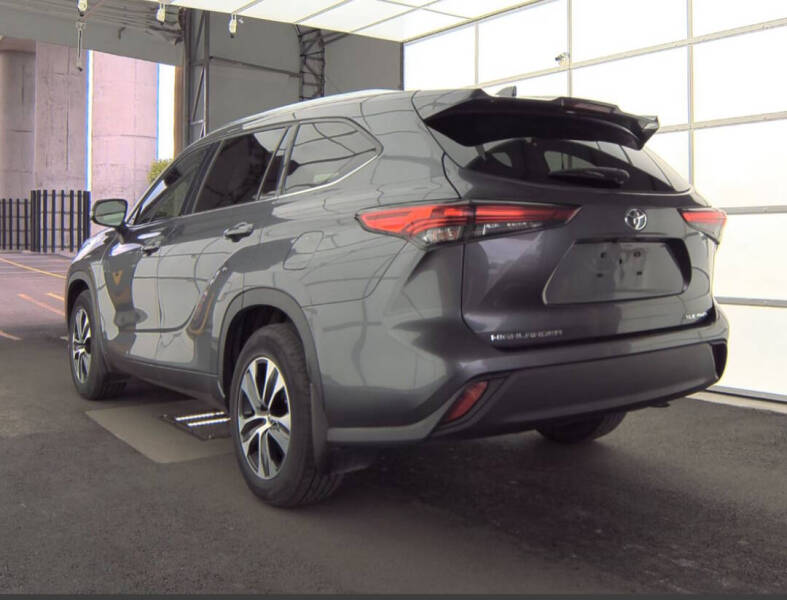 Used 2021 Toyota Highlander XLE with VIN 5TDGZRBH5MS070897 for sale in Everett, WA