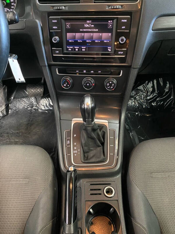 2019 Volkswagen Golf SE