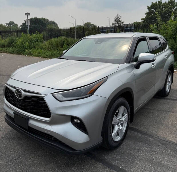 2021 Toyota Highlander LE's photo